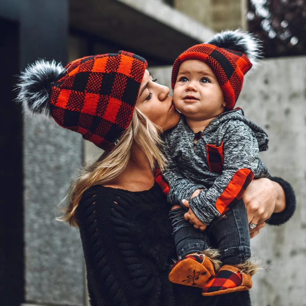 

Осень-зима 2021 вязаная шапка для родителей и детей Детская шапка с меховым помпоном в клетку теплая шапка шапки и кепки для маленьких мальчик...