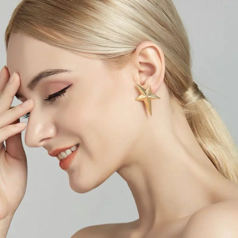 Сексуальные простые металлические несимметричные серьги-клипсы в форме звезды для женщин и девушек, геометрические золотые серебряные серьги-клипсы