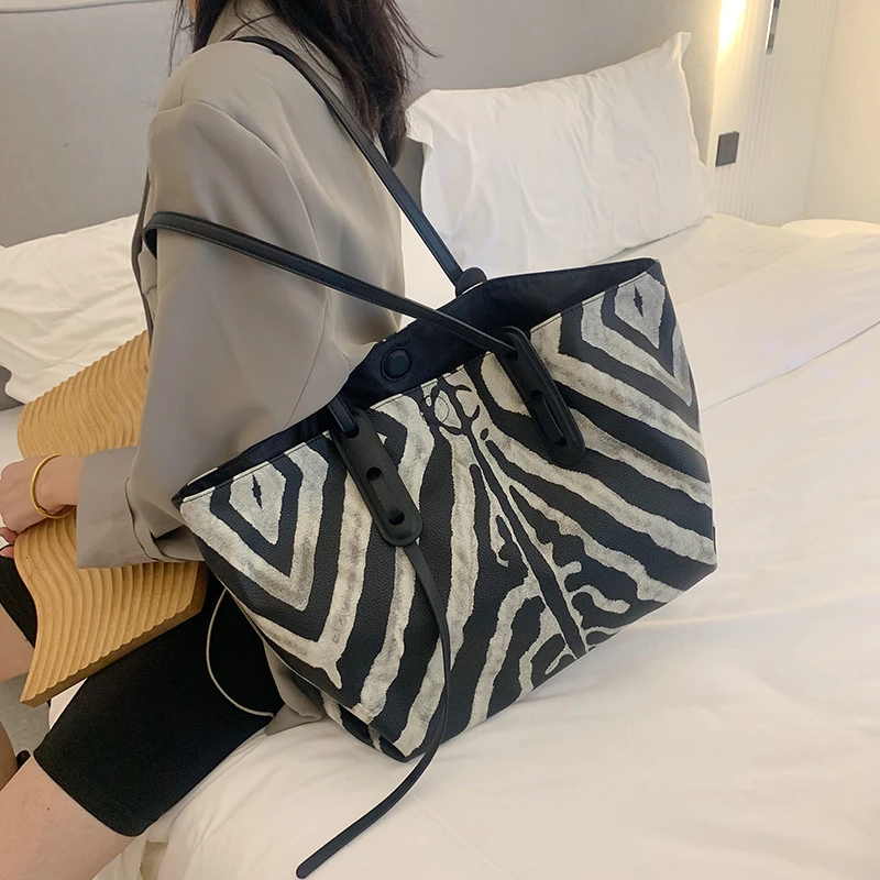 

Брендовые дизайнерские женские сумки-тоуты, новинка осень-зима 2020, женская сумка через плечо, высококачественные нейлоновые сумки, вместит...