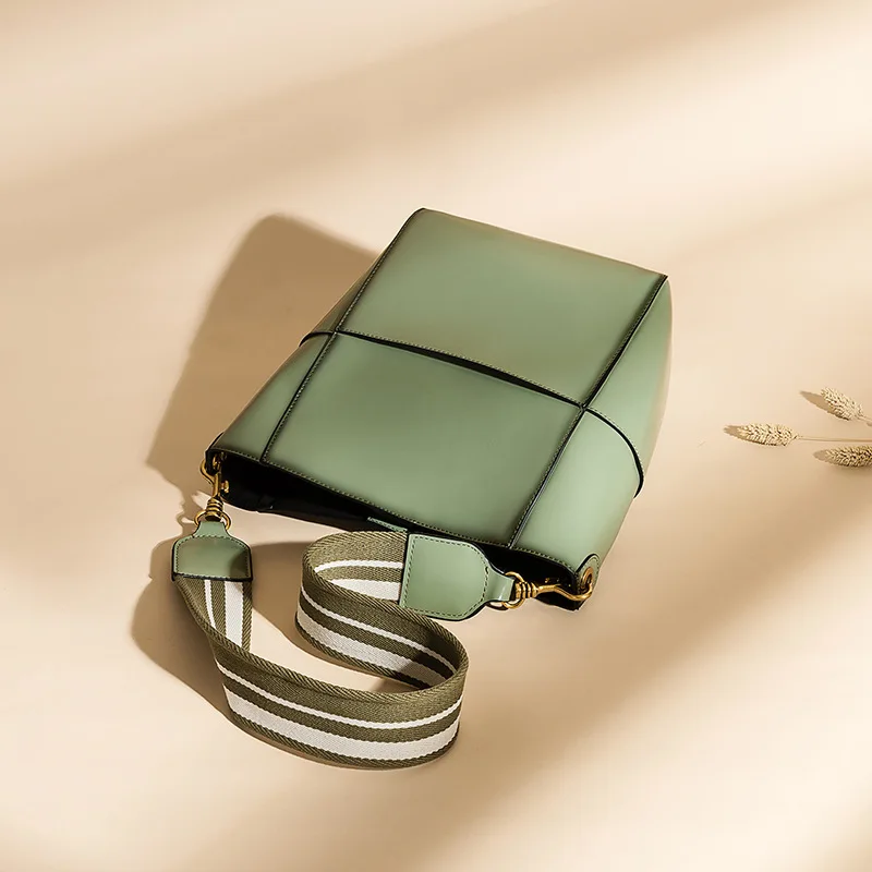 Самая модная сумка через плечо с широким ремешком ведро из натуральной кожи