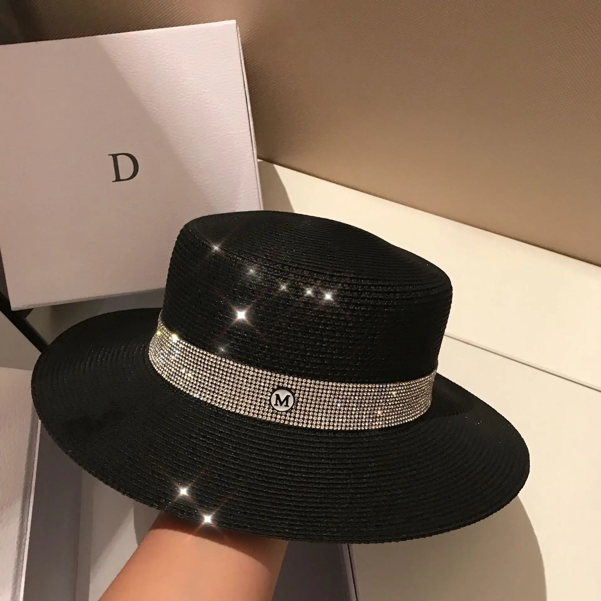 Шапки бини для женщин соломы камень летние шляпы черный шлемы Церков дам