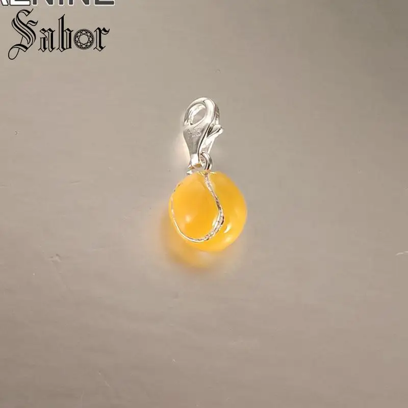 Модные шармы серебряного цвета с желтым теннисным мячом подходят для браслетов