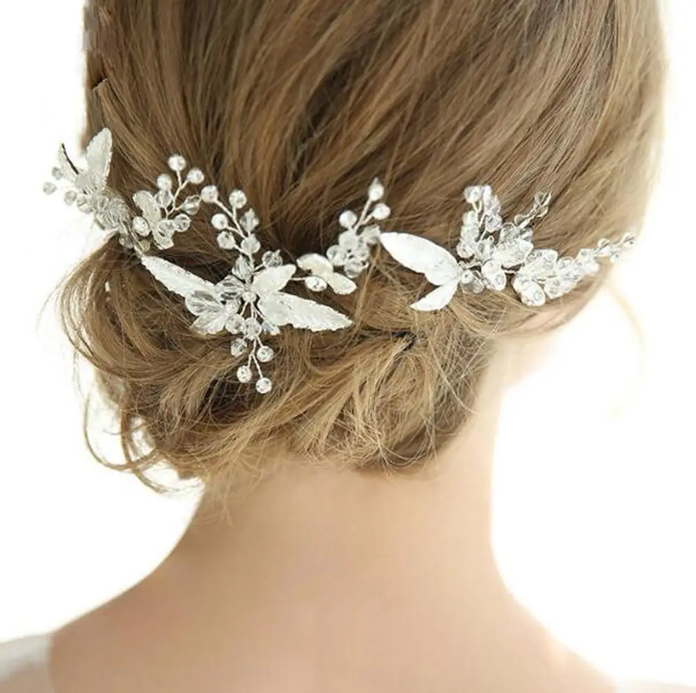 Невесты или подружки невесты с украшениями в виде серебристых кристаллов Стразы