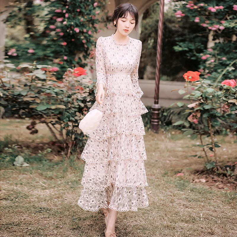 Женское длинное вечернее платье с каскадными оборками розовое кружевное