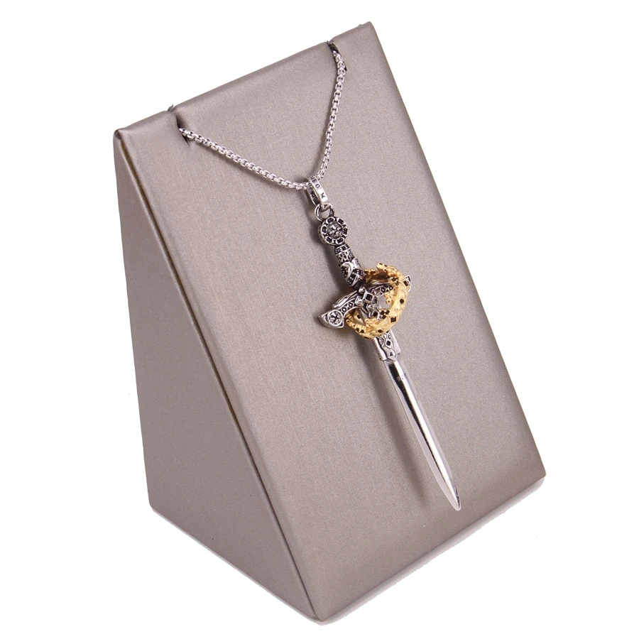 Кулон из темного меча Томаса украшенный вращающейся короной в центре украшение