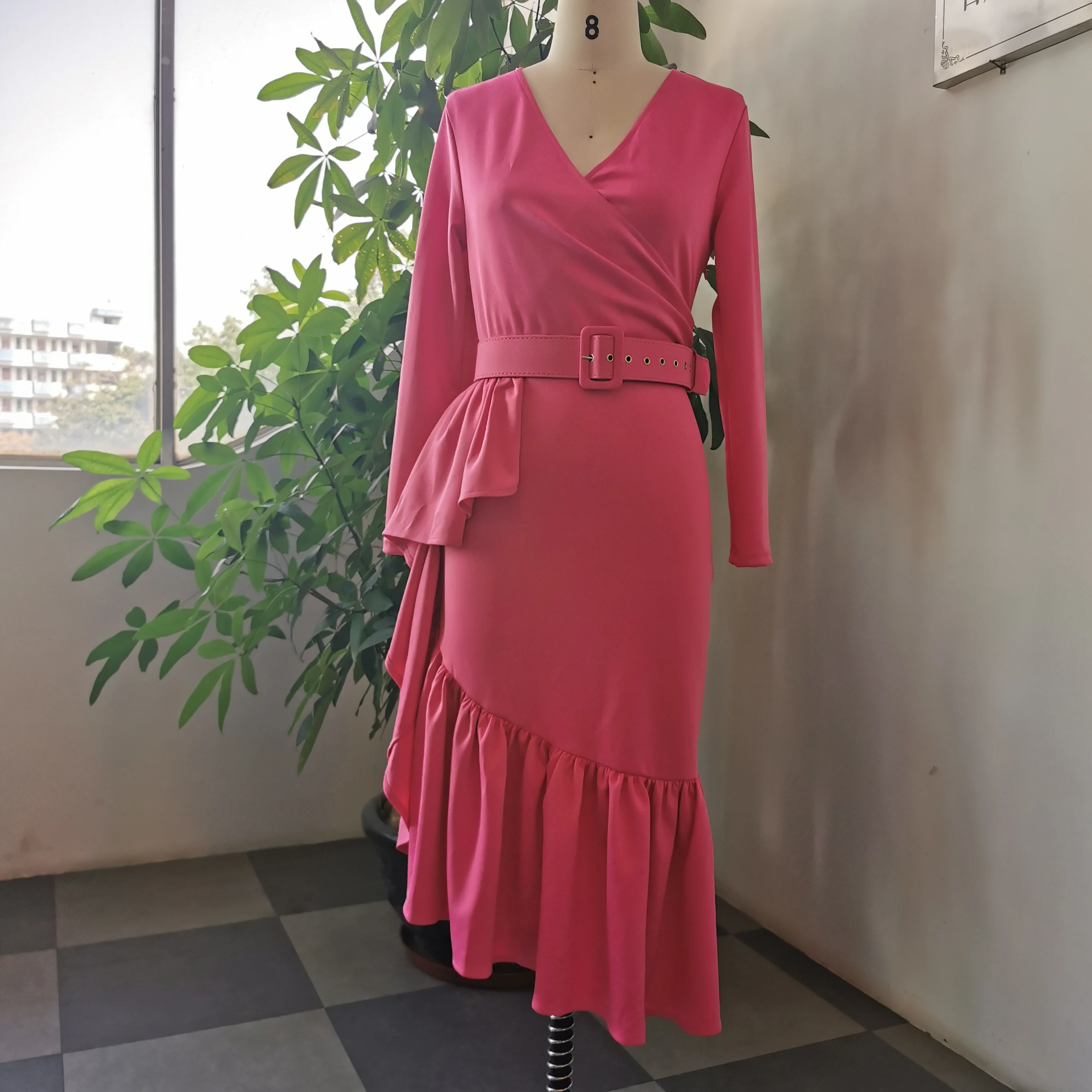 Платье женское средней длины с оборками модная офисная Туника розового и