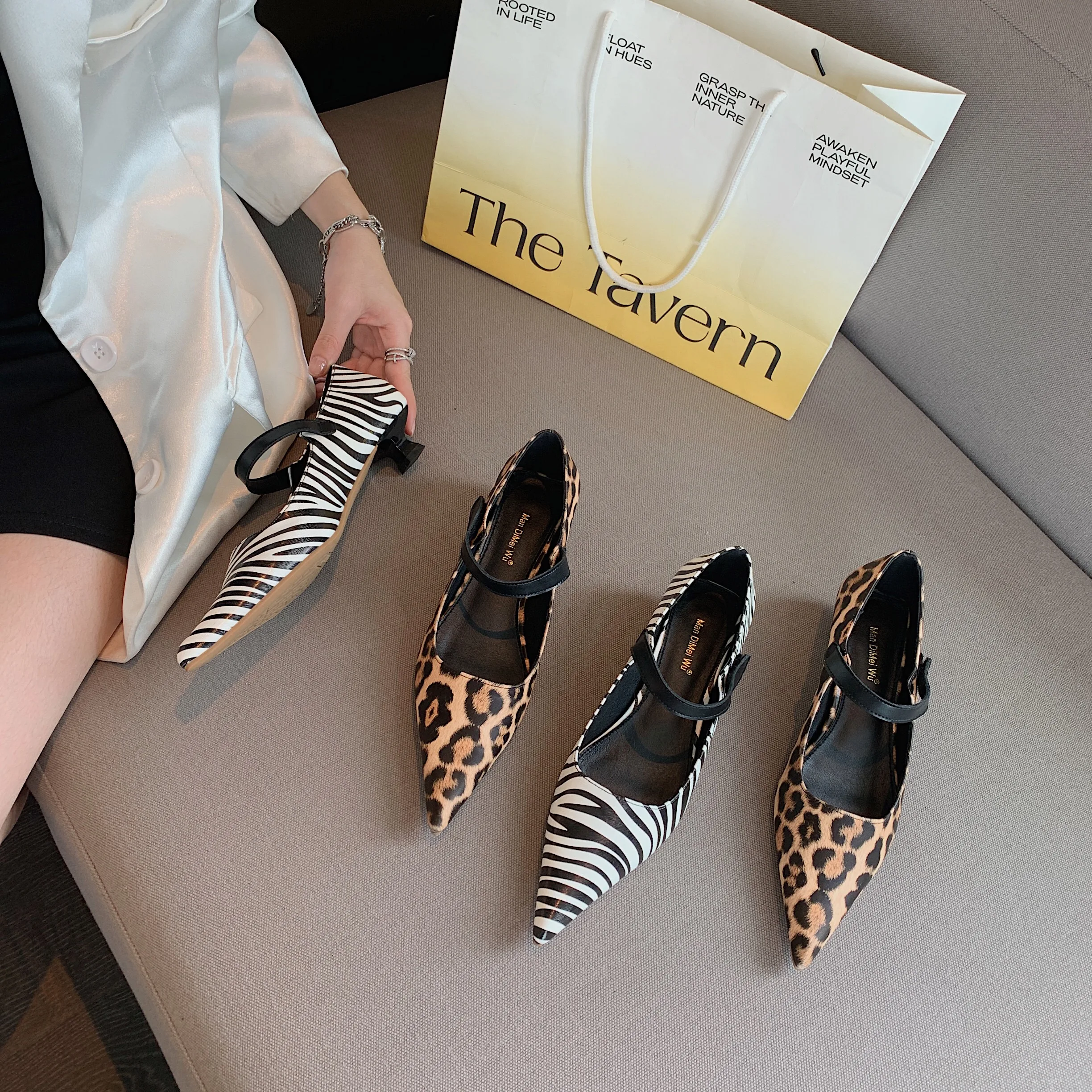 

Женские туфли на низком каблуке, с леопардовым принтом и острым носком