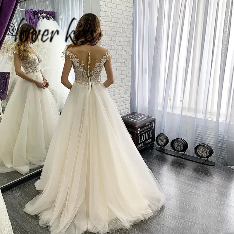 Очаровательное свадебное платье из фатина с кружевной аппликацией и глубоким