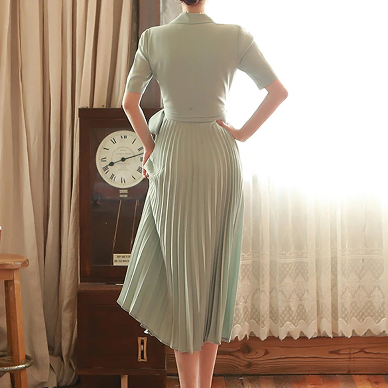 Женское плиссированное платье средней длины с коротким рукавом и высокой талией