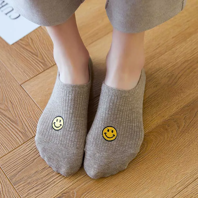 Минималистичные однотонные короткие носки с вышивкой и смайликом Удобные