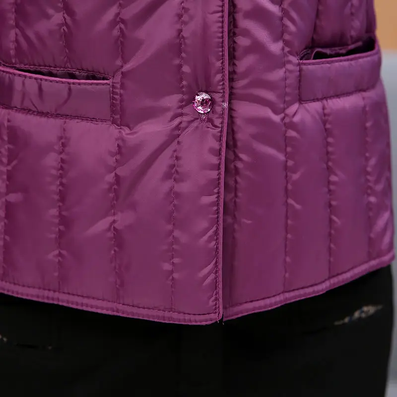 

Middle aged and old mothers wear small cotton padded jacket, large size women's clothing, short cotton padded jacket, light down