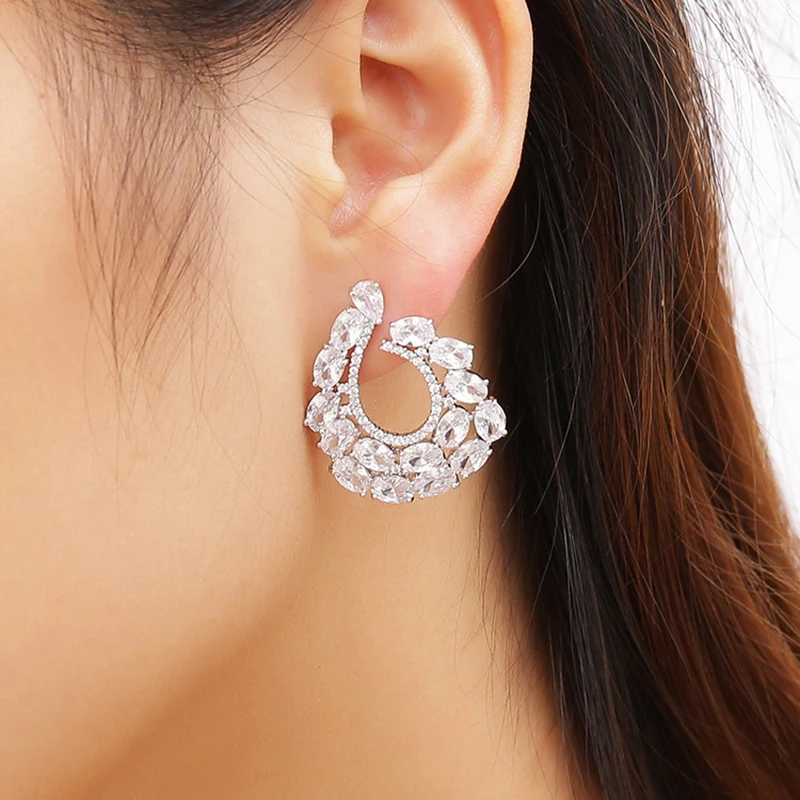 Женские серьги гвоздики с фианитами белого цвета в форме капли воды прозрачными