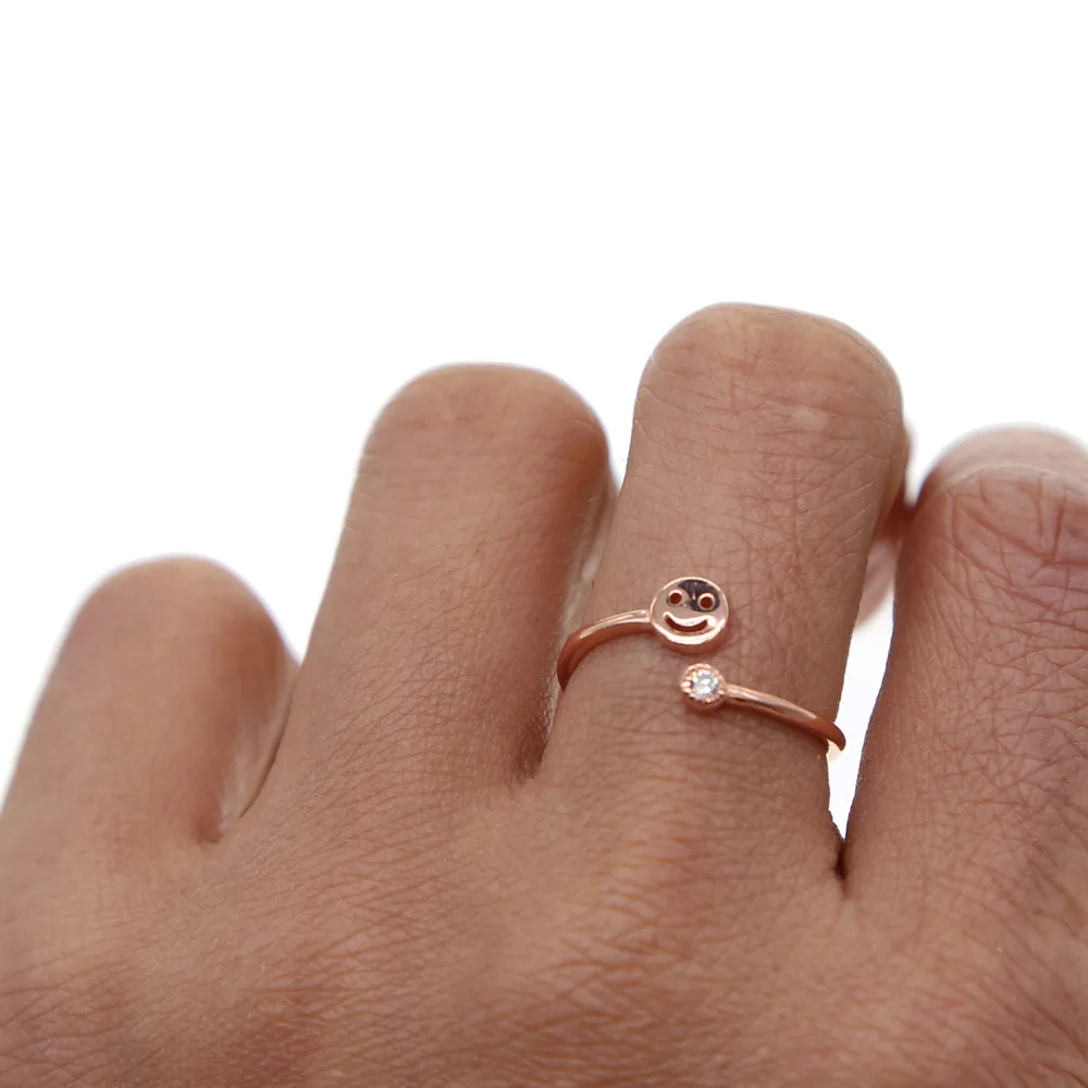 Простое открытое изящное ювелирное изделие для молодых девушек с улыбкой и