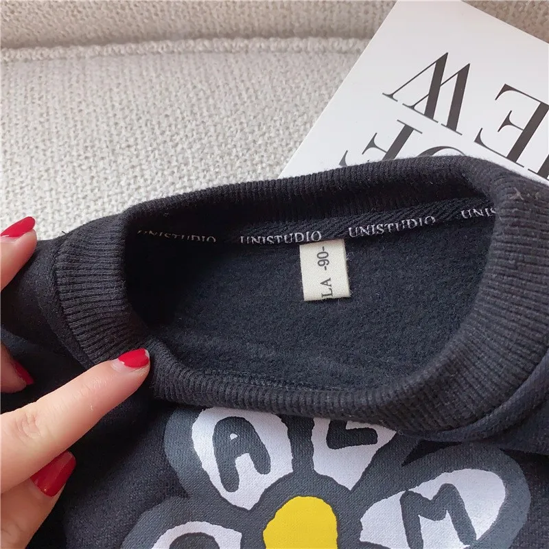 

2020 winter new products, parent-child clothes, boys and girls, Korean fashionable small daisy thin velvet thickened children's