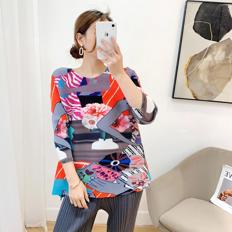 

Miyake designer ladies fashion pleated print blouse summer ethnic style is thinner round neck pleated T-shirt