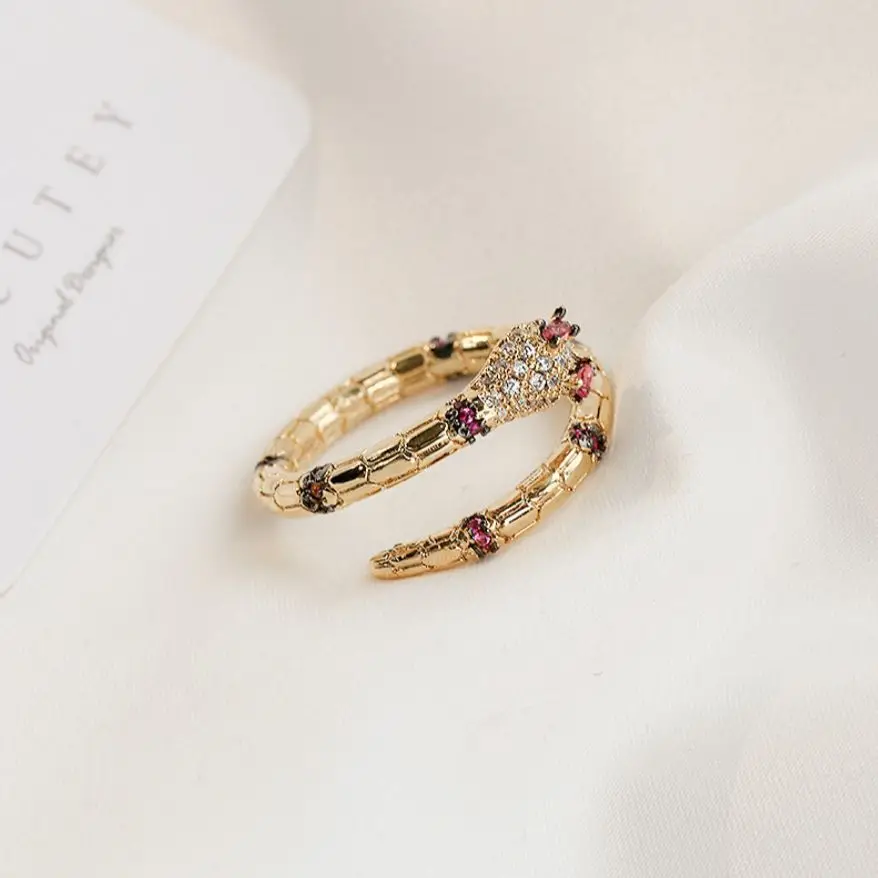 Кольцо женское универсальное с красным цирконом классическое украшение