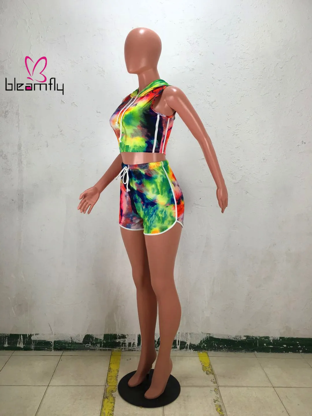 Женский летний костюм из двух предметов: футболка с капюшоном и рисунком