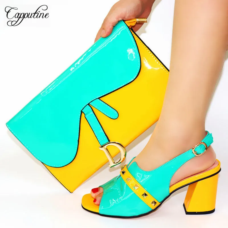 

Новая итальянская летняя женская модная искусственная кожа с заклепками на высоком каблуке обувь и сумка для вечернего платья