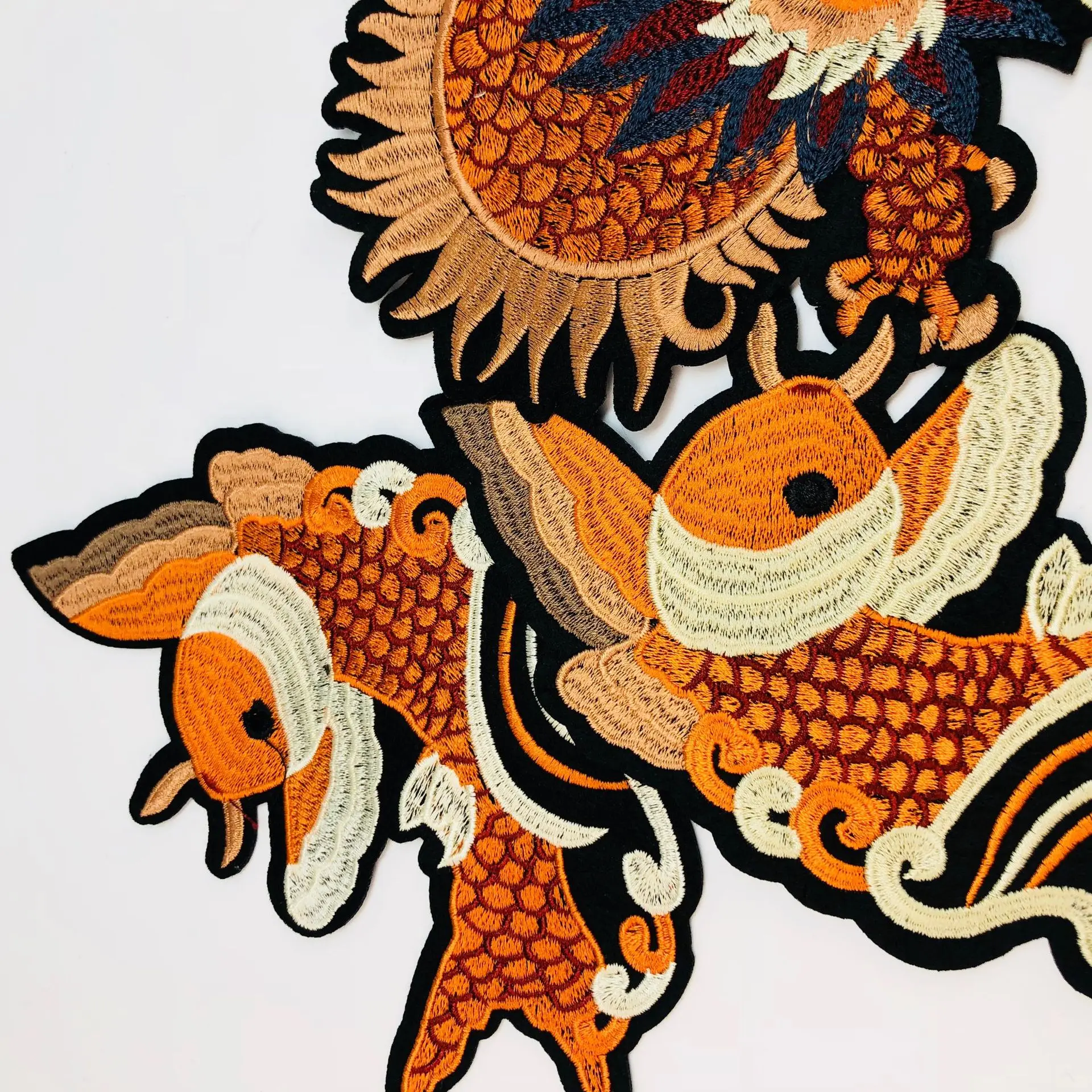 Утюжок на комплекте с вышитыми нашивками драконов 4 шт. маленькие нашивки для