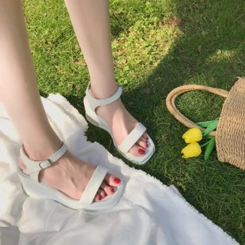 

2021 сандалии женская летняя обувь; Модные женские босоножки с ремешком; Женские босоножки на высоком толстом каблуке из PU искусственной кожи...