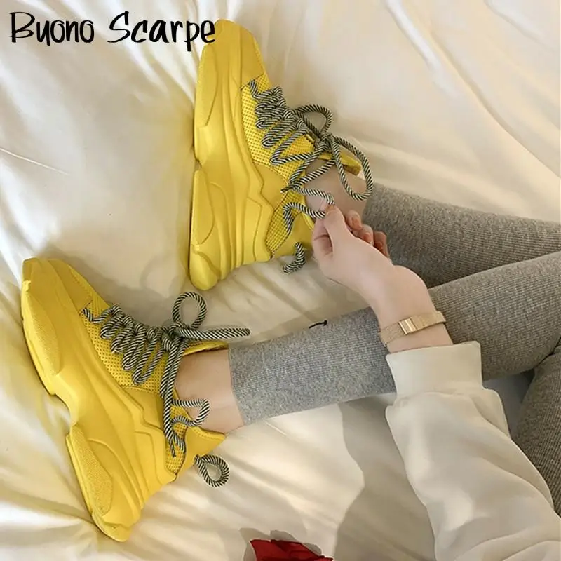 Женские кроссовки на шнуровке плоской платформе с круглым носком дышащие