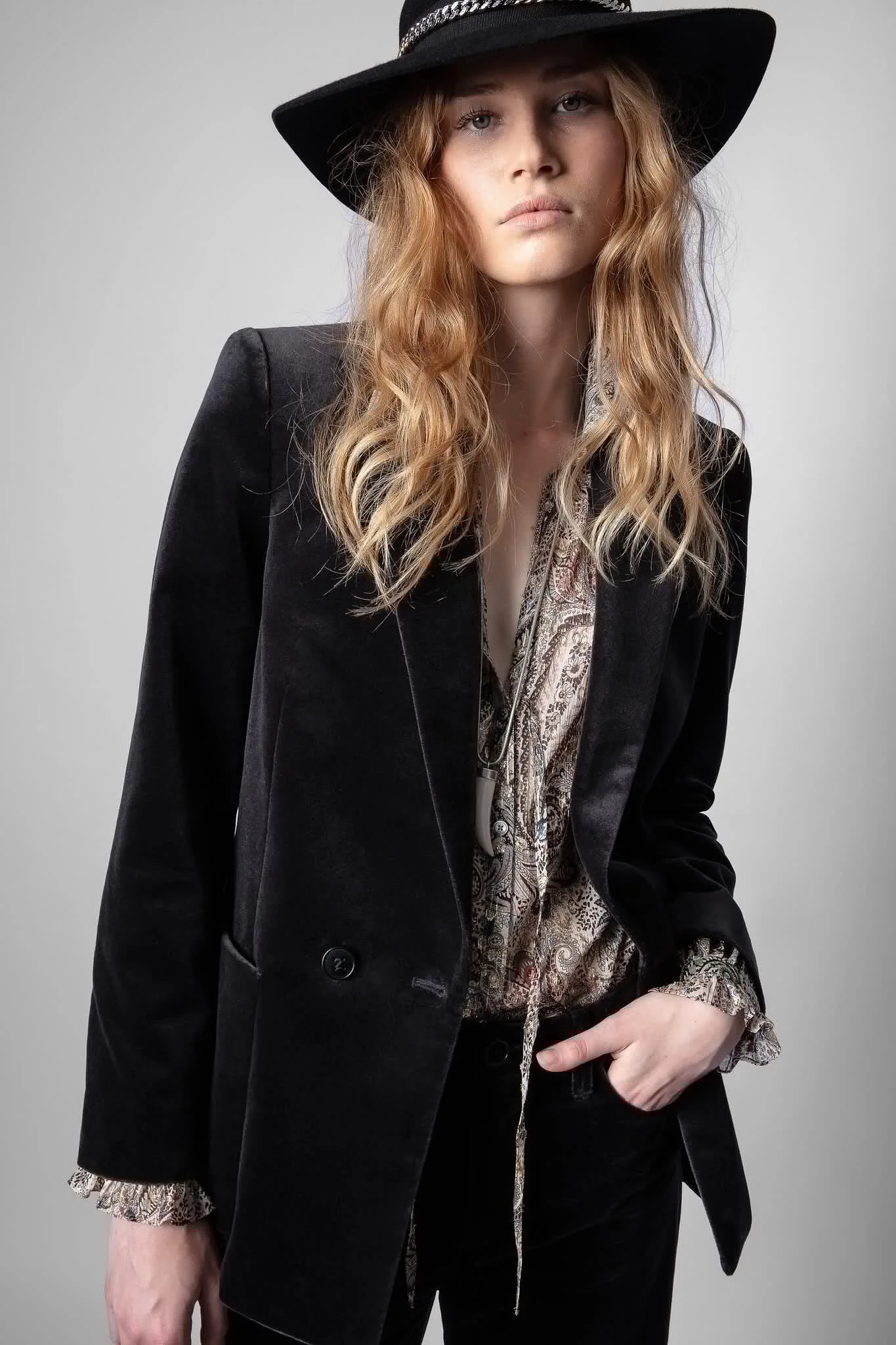 

2021 Autumn Winter New Women Visko Velvet Jacket in Black Color Front Pockets and Tailored Collar Double Breasted Closure Blazer