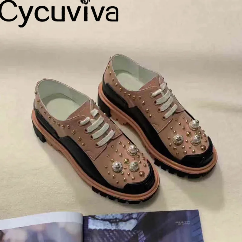 Шикарные кроссовки из лакированной кожи украшенные жемчугом Разноцветные