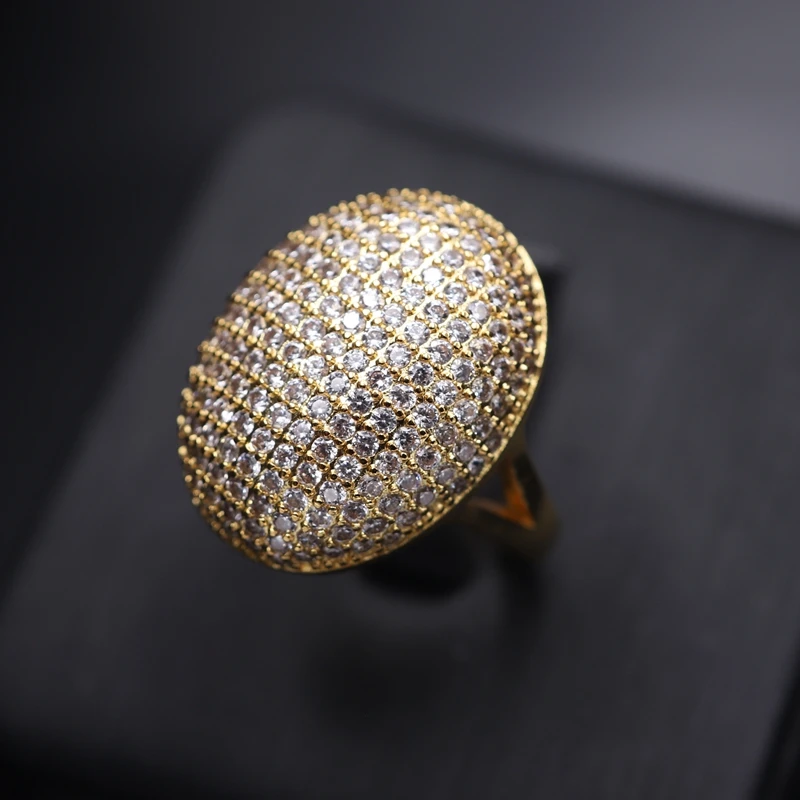 Женское кольцо с овальной геометрией массивное микро закрепкой цветной