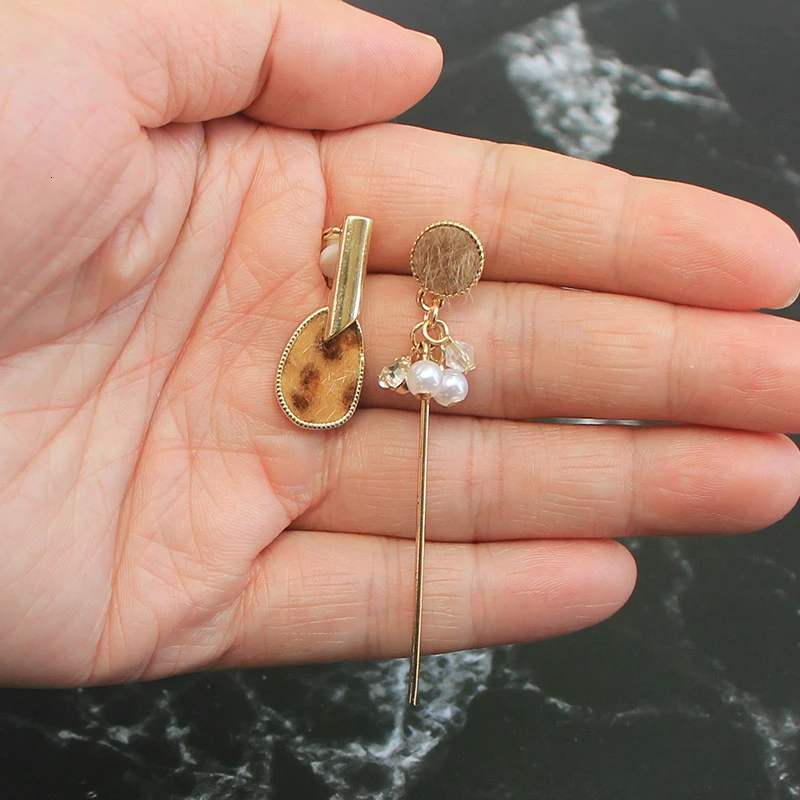 Коричневые леопардовые серьги гвоздики с длинной цепочкой асимметричные кольца