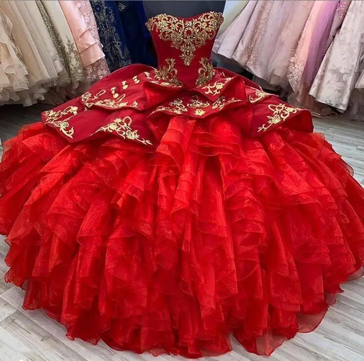 

2021 Red Prom Quinceanera Dresses sweetheart Ball Gowns Strapless Corset Back with gold ace Applique Tiered Skirt Tulle Sweet 15
