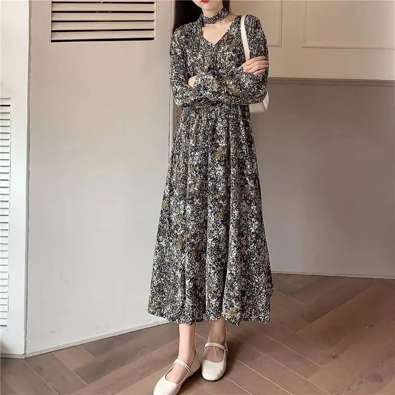 

Женское платье с цветочным принтом, V-образным вырезом и длинным рукавом