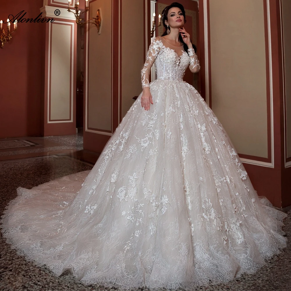 

Свадебное платье с длинным шлейфом и длинными рукавами