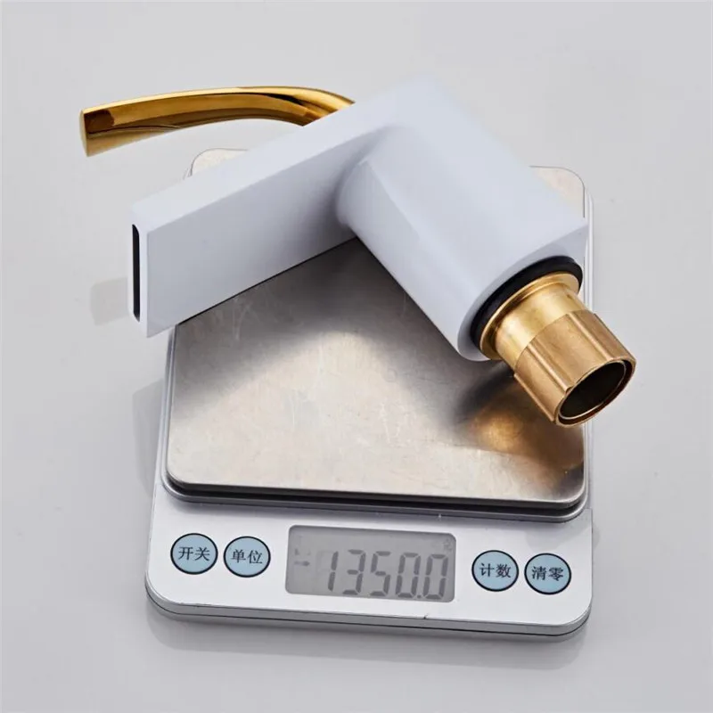 Золотистый и белый водопад смеситель для раковины в ванной комнате горячей