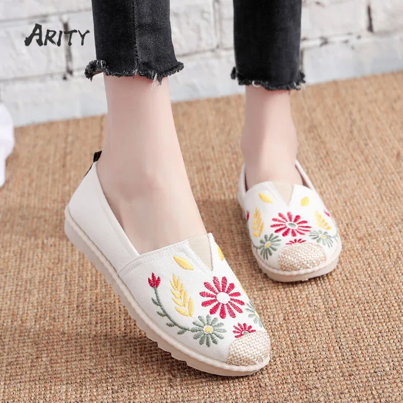 

Lady Flat Shoes Breathable Soft Fisherman Shoes for Women 2021 Slip on Canvas Shoes with Embroidery Flower Black White Color