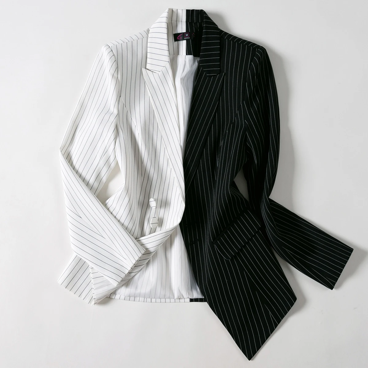 Женский офисный брючный костюм черно-белый Асимметричный в полоску - купить по