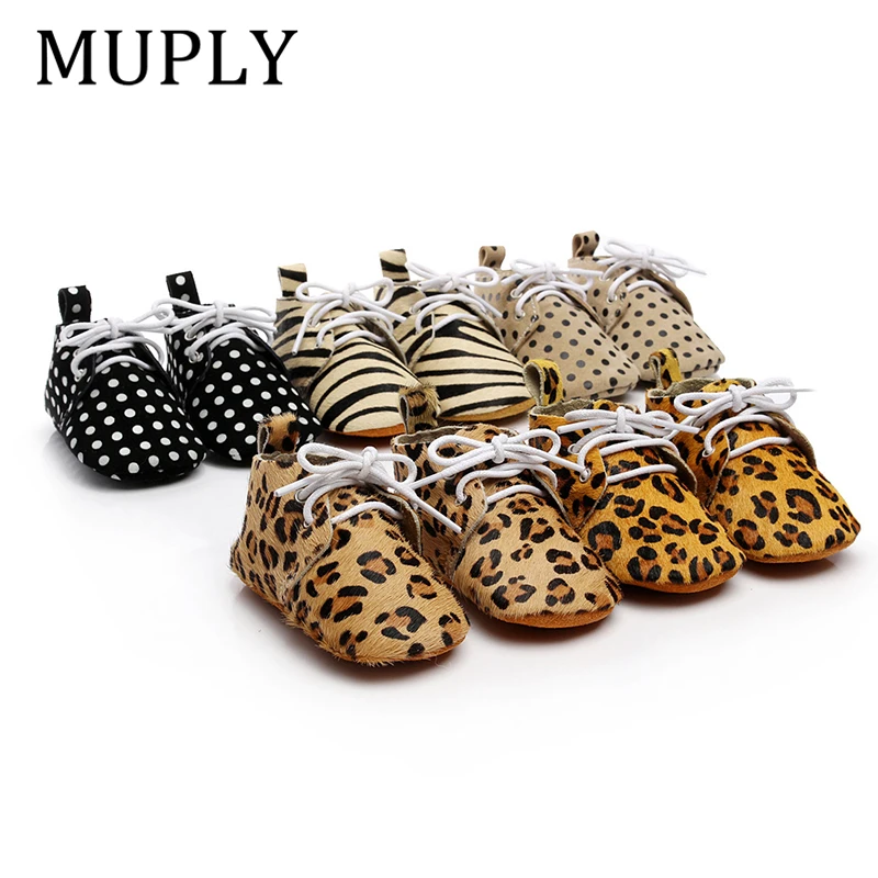 

Натуральная кожа замша в горошек для маленьких мальчиков и девочек для новорожденных мягкая подошва обувь для малышей Мокасины для самых маленьких кожаная детская обувь