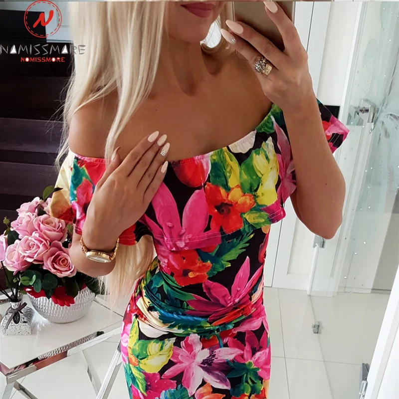 Женское облегающее платье с открытыми плечами коротким рукавом и цветочным