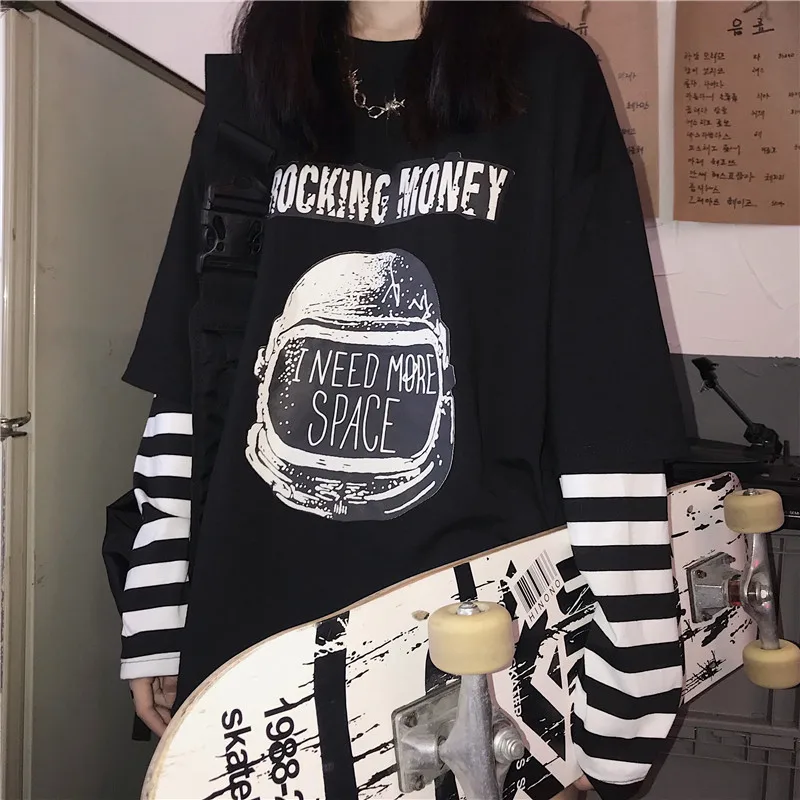 

2021 Spring Autumn Astronaut Cartoon Fake Two-Piece Clothes Female Striped Sleeves t Shirts Aesthetic Korean Oversize Clothes
