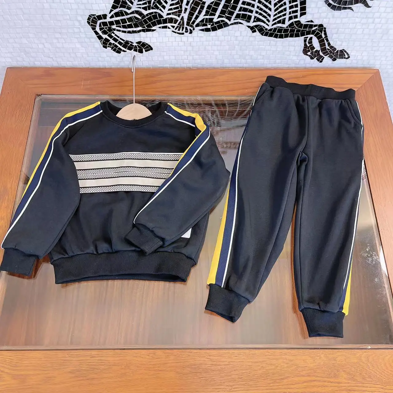 

Высококачественный детский осенне-зимний хлопковый Повседневный Спортивный костюм с круглым вырезом для мальчиков, простой и универсальн...