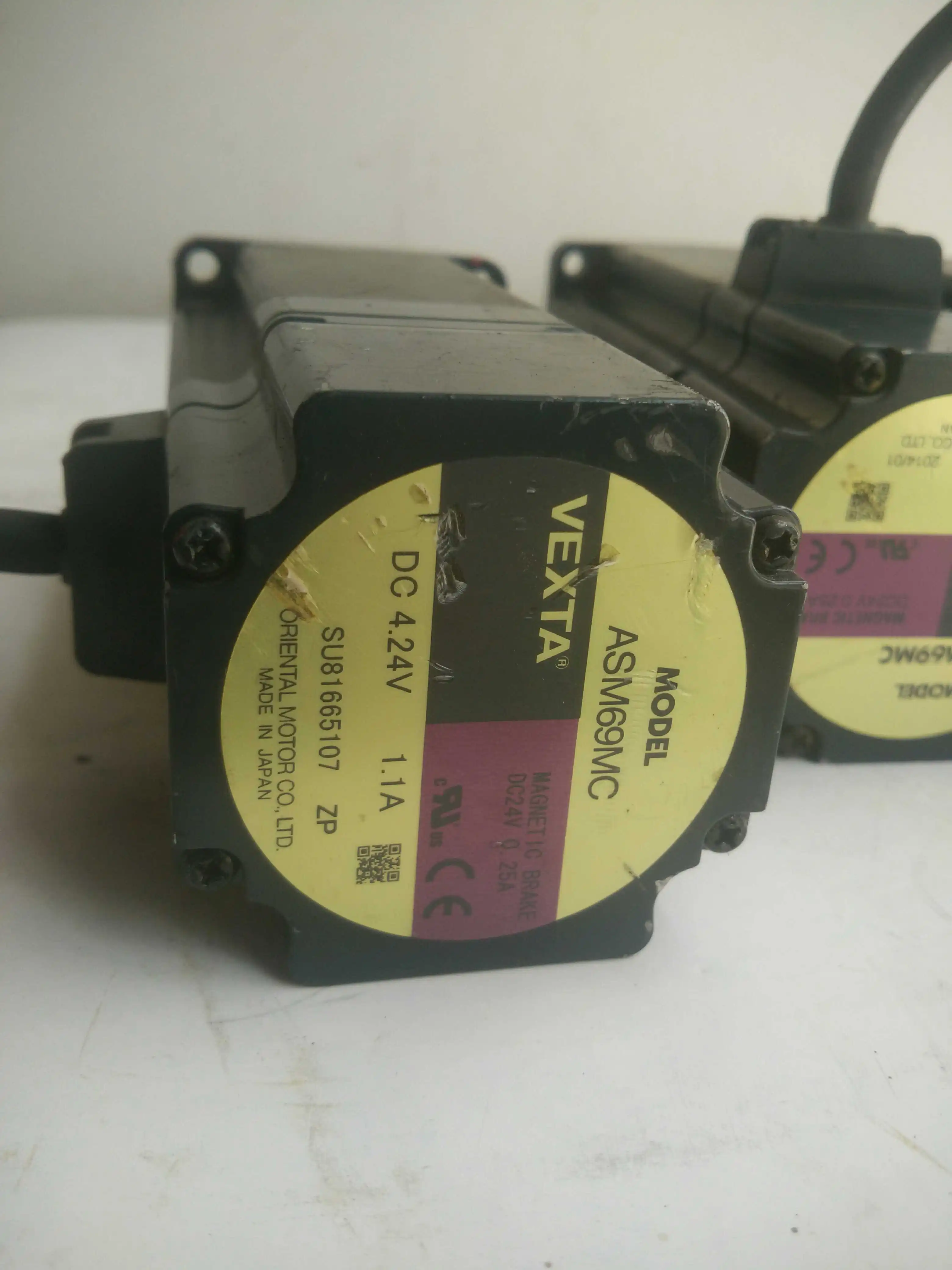 ASM69MC серводвигатель используется в хорошем состоянии. 80% новый внешний вид