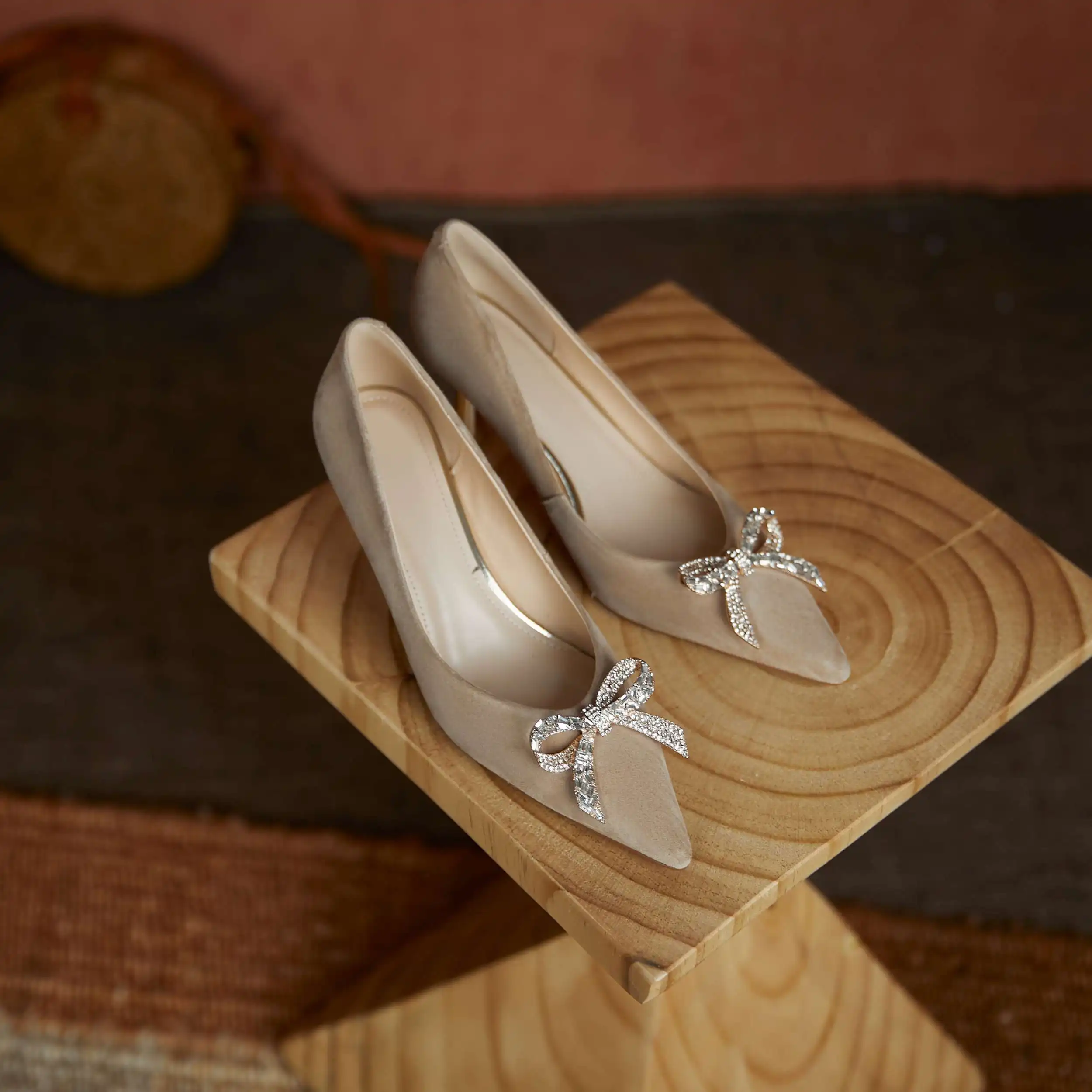 

Krazing Pot sheep suede pointed toe metal high heels butterfly-knot rhinestone gorgeous beauty lady dating party women pumps L10