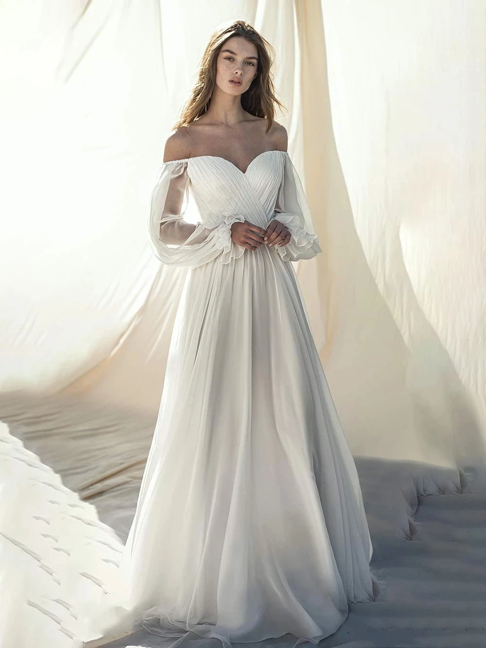 

Простое шифоновое платье-трапеция без бретелек с оборками и открытой спиной