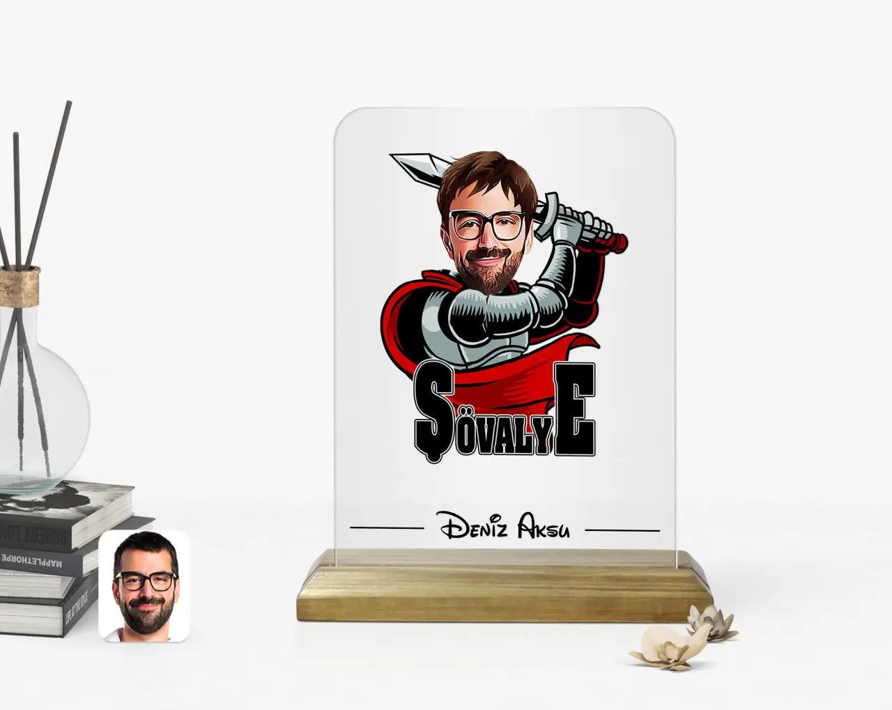 

Персонализированная карикатура рыцаря на заказ деревянная стойка e-1