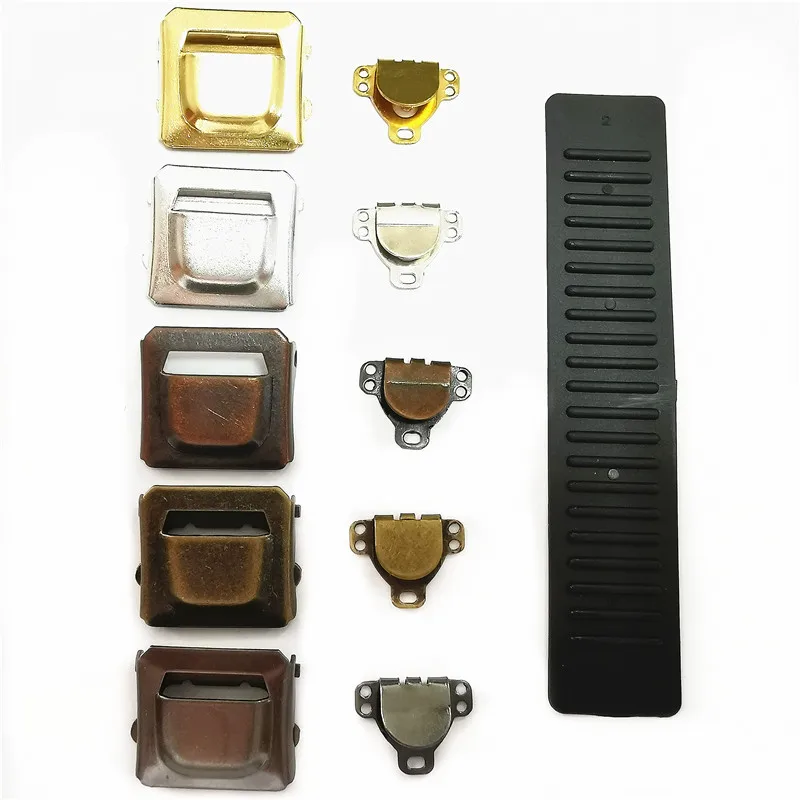 Латунный материал для женской юбки и равномерные регулируемые пряжки красный