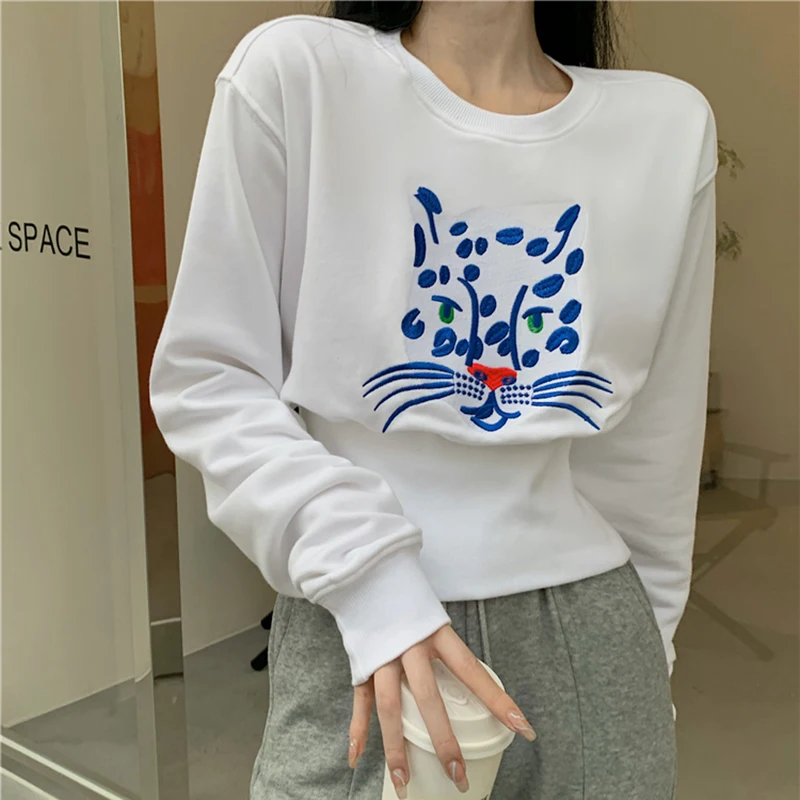 Свитшот женский с вышивкой кошки повседневный белый пуловер круглым вырезом и