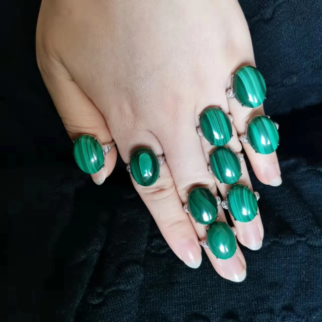 

Кольцо из натурального малахита для женщин и мужчин, ювелирное изделие с зеленым драгоценным камнем, модное большое овальное квадратное ко...