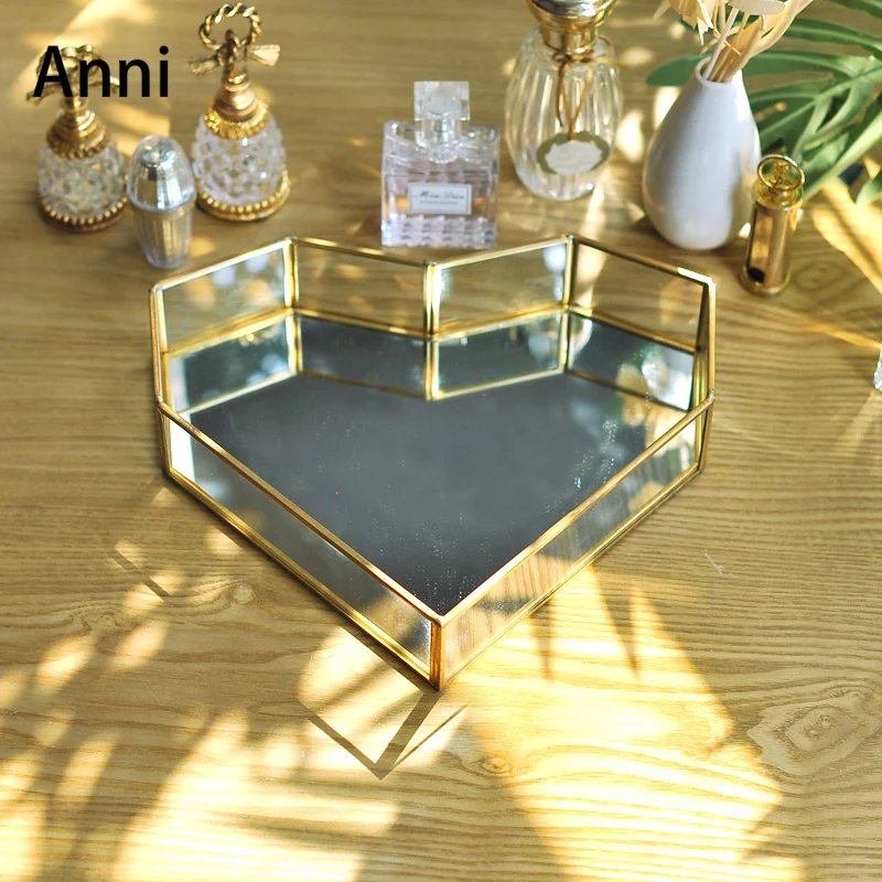 Нордические современные стеклянные подносы с зеркалом для хранения украшений в форме сердца с золотой отделкой.