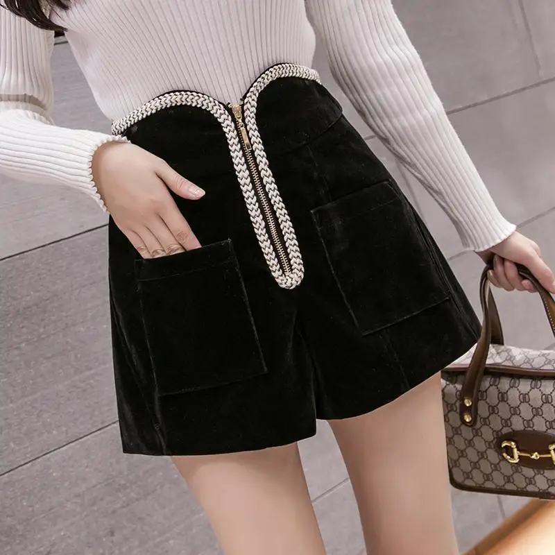 

2020 Autumn Winter New Velvet Black Shorts Women Front Zipper Two Pocket High Waist Shorts Feminino Wide Leg Booty Short Mujer