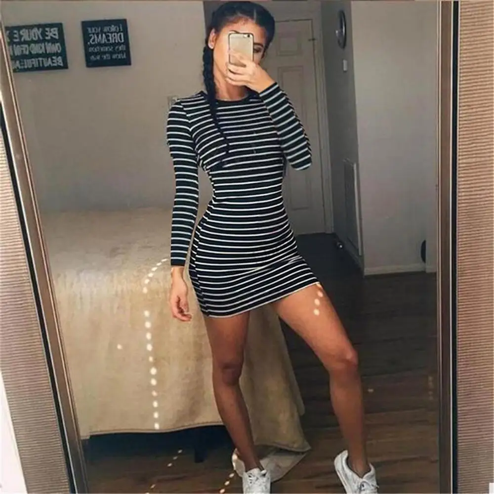 Осеннее платье с круглым вырезом и длинными короткими рукавами платья в черно