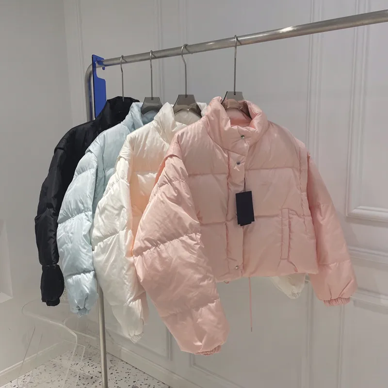 Женская пуховая куртка с воротником-стойкой черная/светло-голубая короткая со